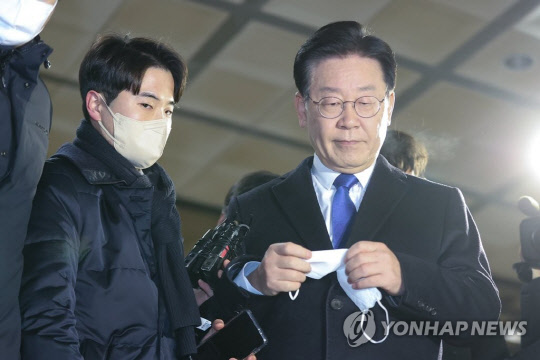 위례·대장동 개발 비리 사건과 관련해 피의자 신문 조사를 마친 더불어민주당 이재명 대표가 28일 오후 서울 서초구 서울중앙지방검찰청에서 차량으로 향하고 있다.<연합뉴스>